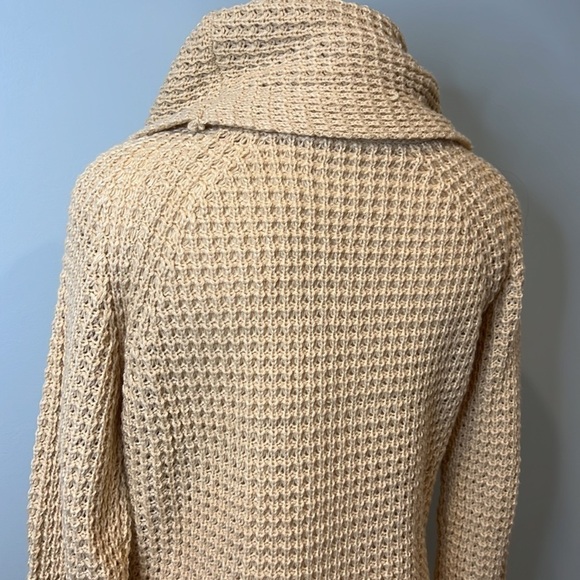 ✨HOST PICK✨ Women’s Button Sweater - Picture 4 of 11